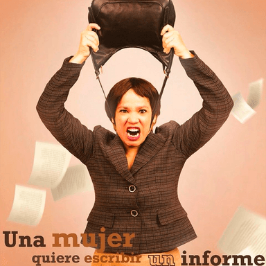 Una mujer quiere escribir un informe imagen